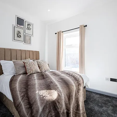 Stunning Bolton Abode - Cinema Experience - Parking Villa Buitenkant foto