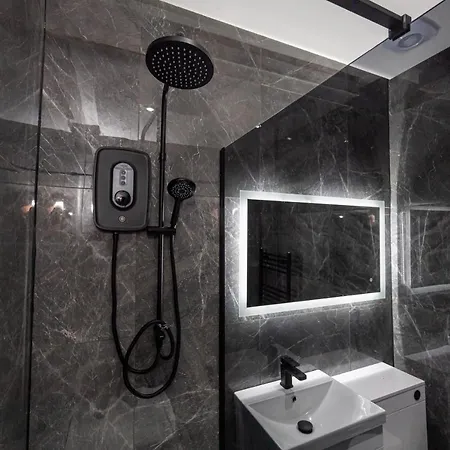 Stunning Bolton Abode - Cinema Experience - Parking Villa Buitenkant foto
