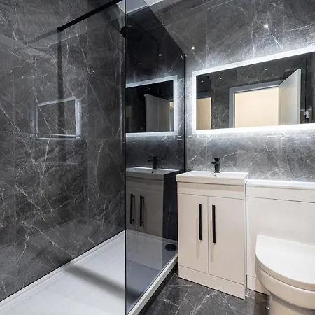 Stunning Bolton Abode - Cinema Experience - Parking Villa Buitenkant foto