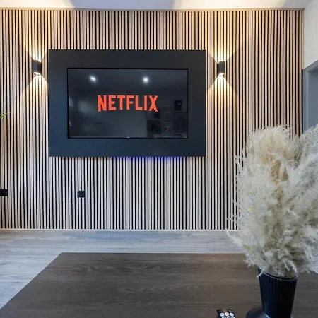 Stunning Bolton Abode - Cinema Experience - Parking Villa Buitenkant foto