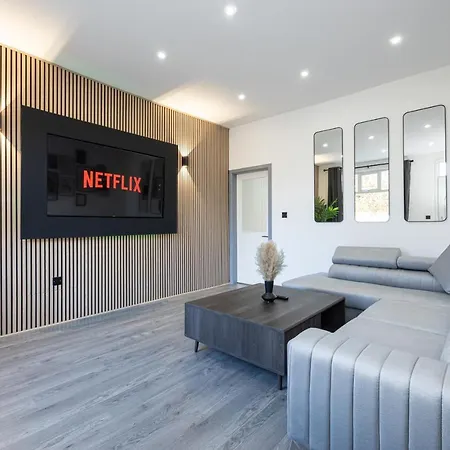 Stunning Bolton Abode - Cinema Experience - Parking Villa Buitenkant foto