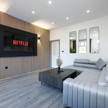 Stunning Bolton Abode - Cinema Experience - Parking Villa Buitenkant foto