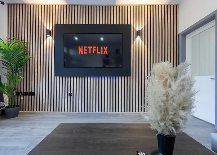 Stunning Bolton Abode - Cinema Experience - Parking