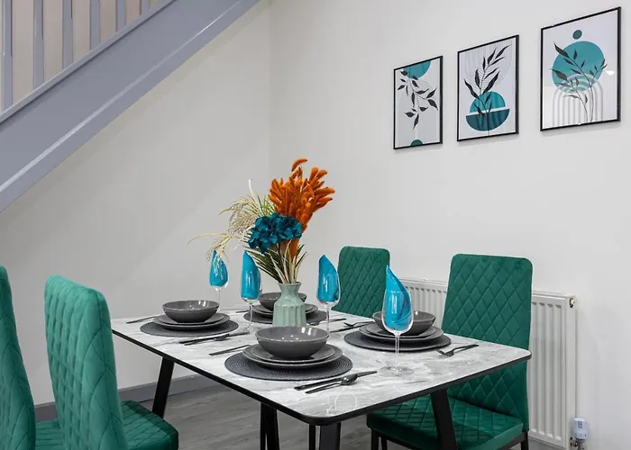 Stunning Bolton Abode - Cinema Experience - Parking