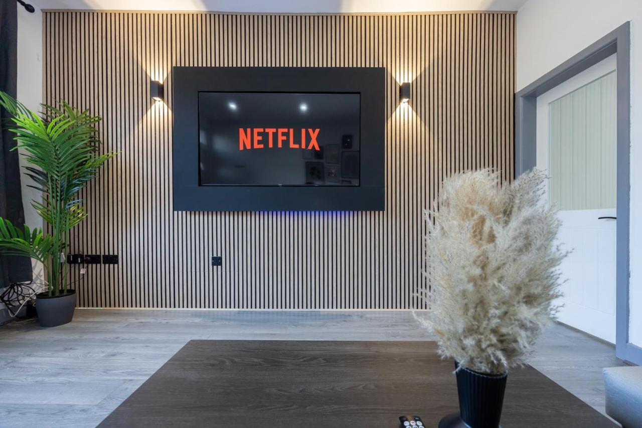 Stunning Abode - Cinema Experience - Parking Bolton