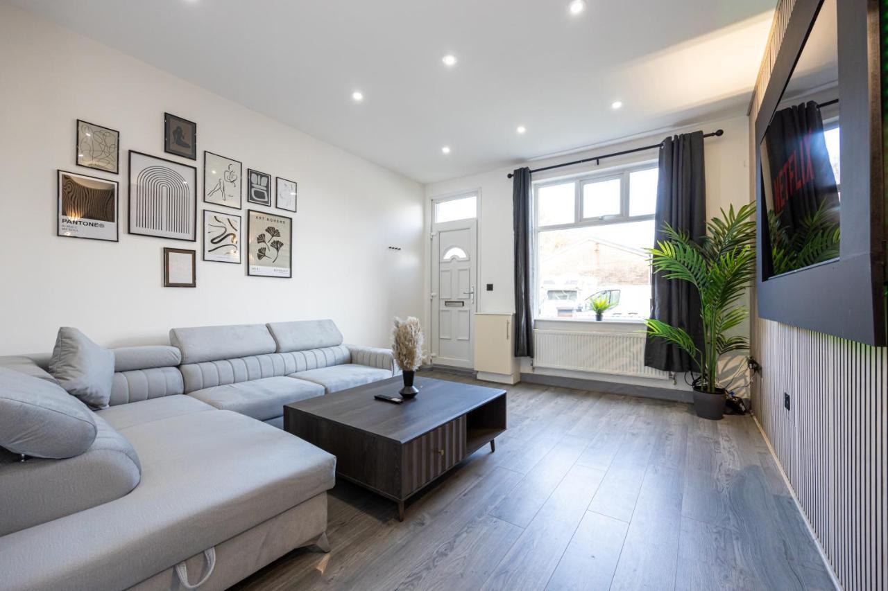 Stunning Abode - Cinema Experience - Parking Bolton