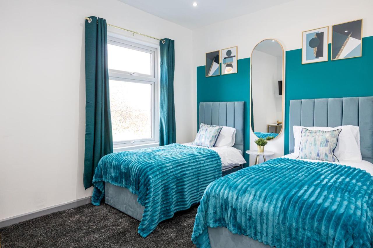 Stunning Abode - Cinema Experience - Parking Holiday home Bolton