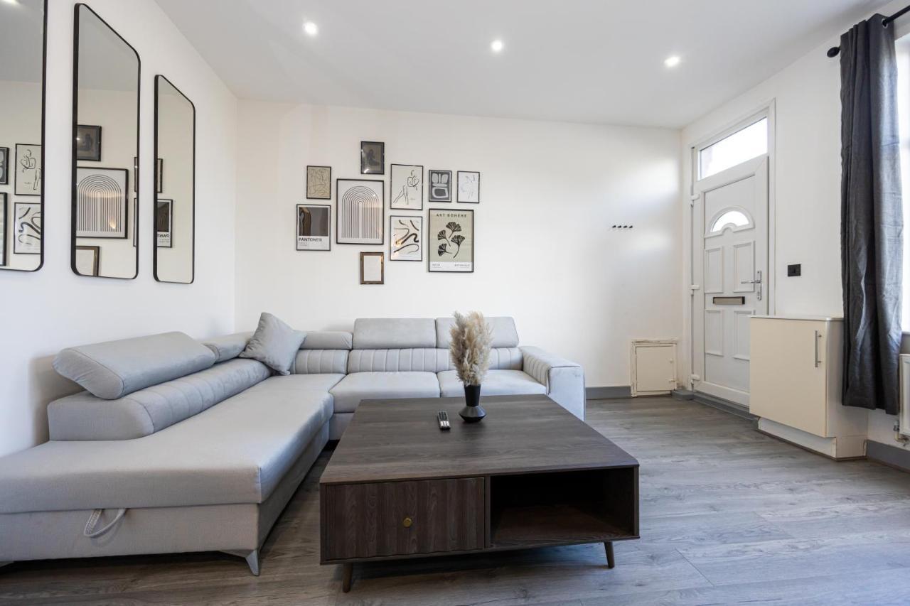 Stunning Abode - Cinema Experience - Parking Holiday home *