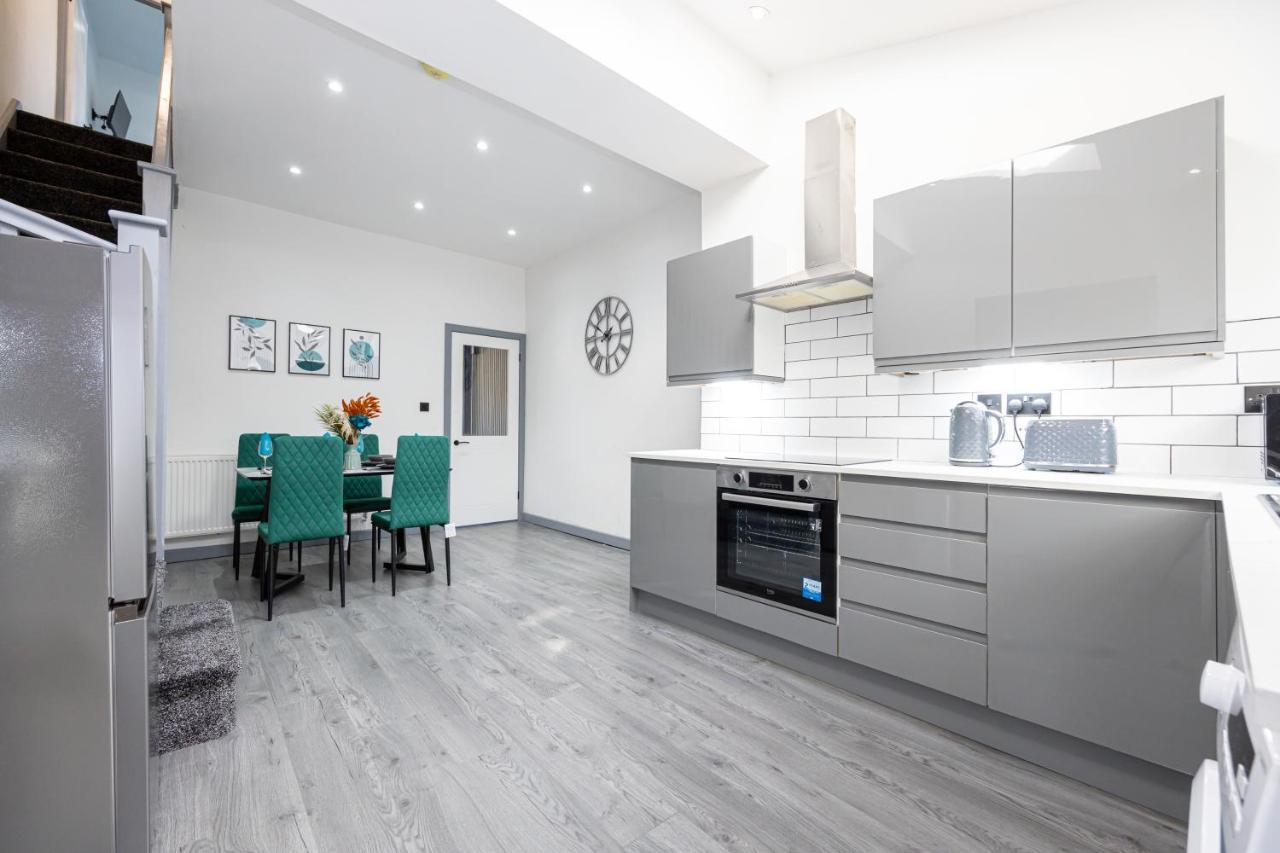 Stunning Abode - Cinema Experience - Parking Holiday home Bolton