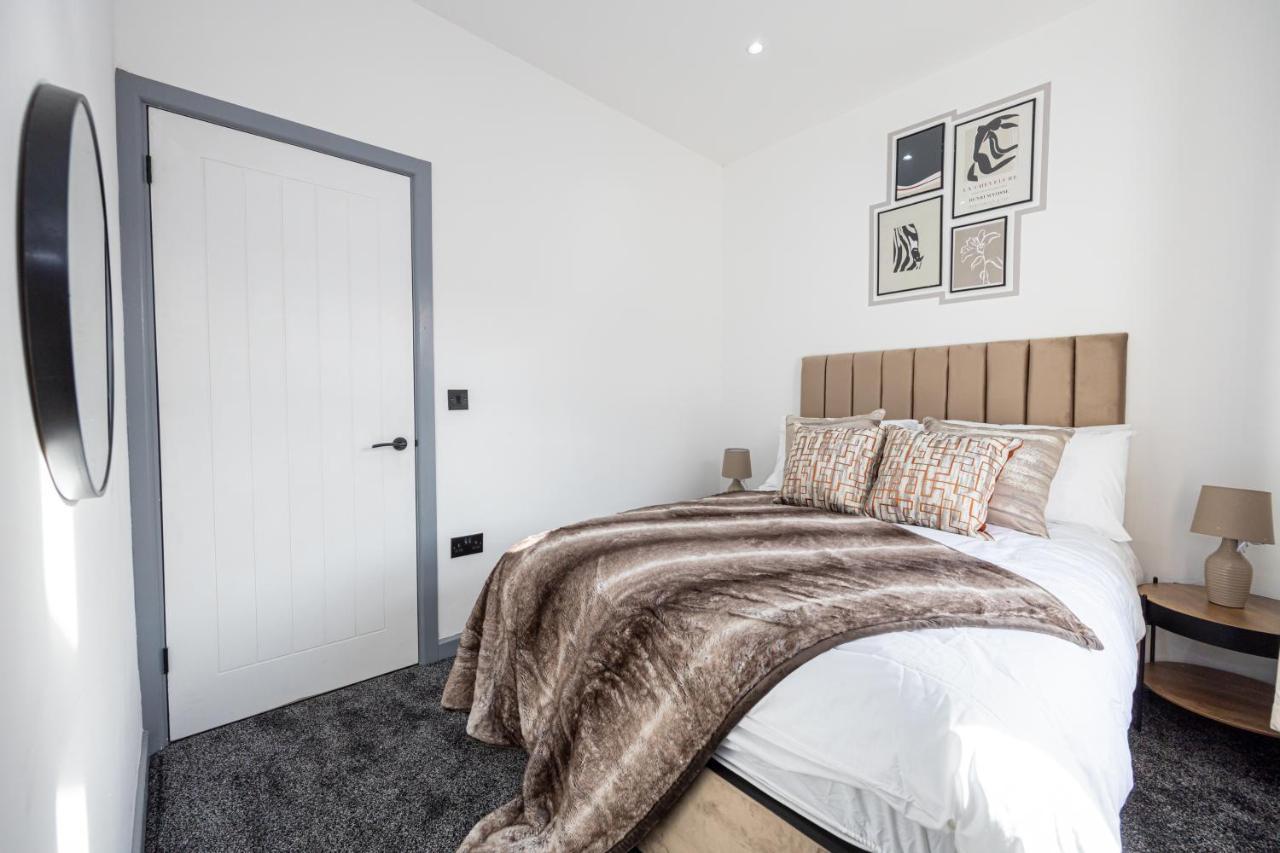 Stunning Abode - Cinema Experience - Parking Bolton