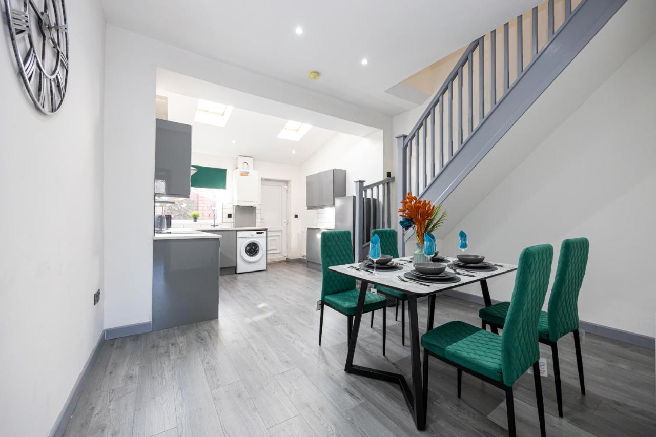 Stunning Abode - Cinema Experience - Parking Bolton